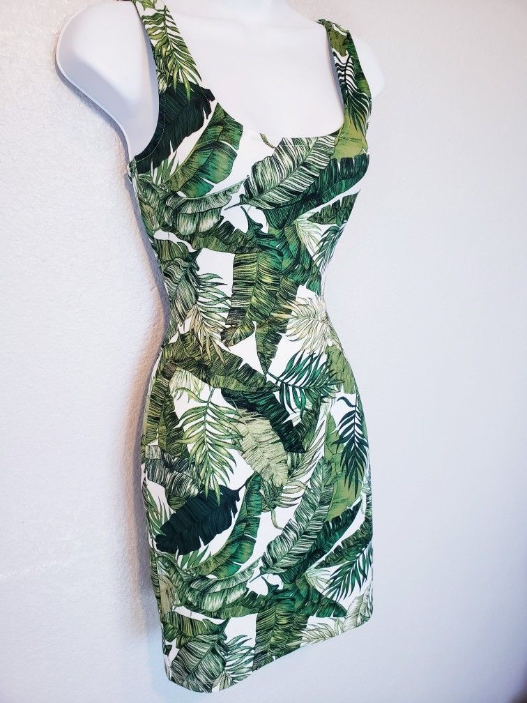 green leaf dress h&m H&M DIVIDED Green Tropical Leaf Bodycon Sleeveless Dress Size 6 for Sale in  North Las Vegas, NV