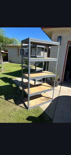 Metal shelving unit