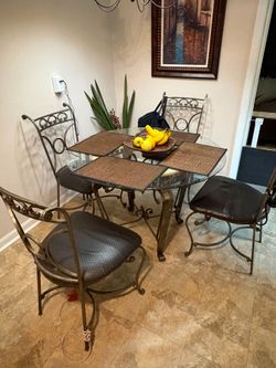 Table plus 4 chairs