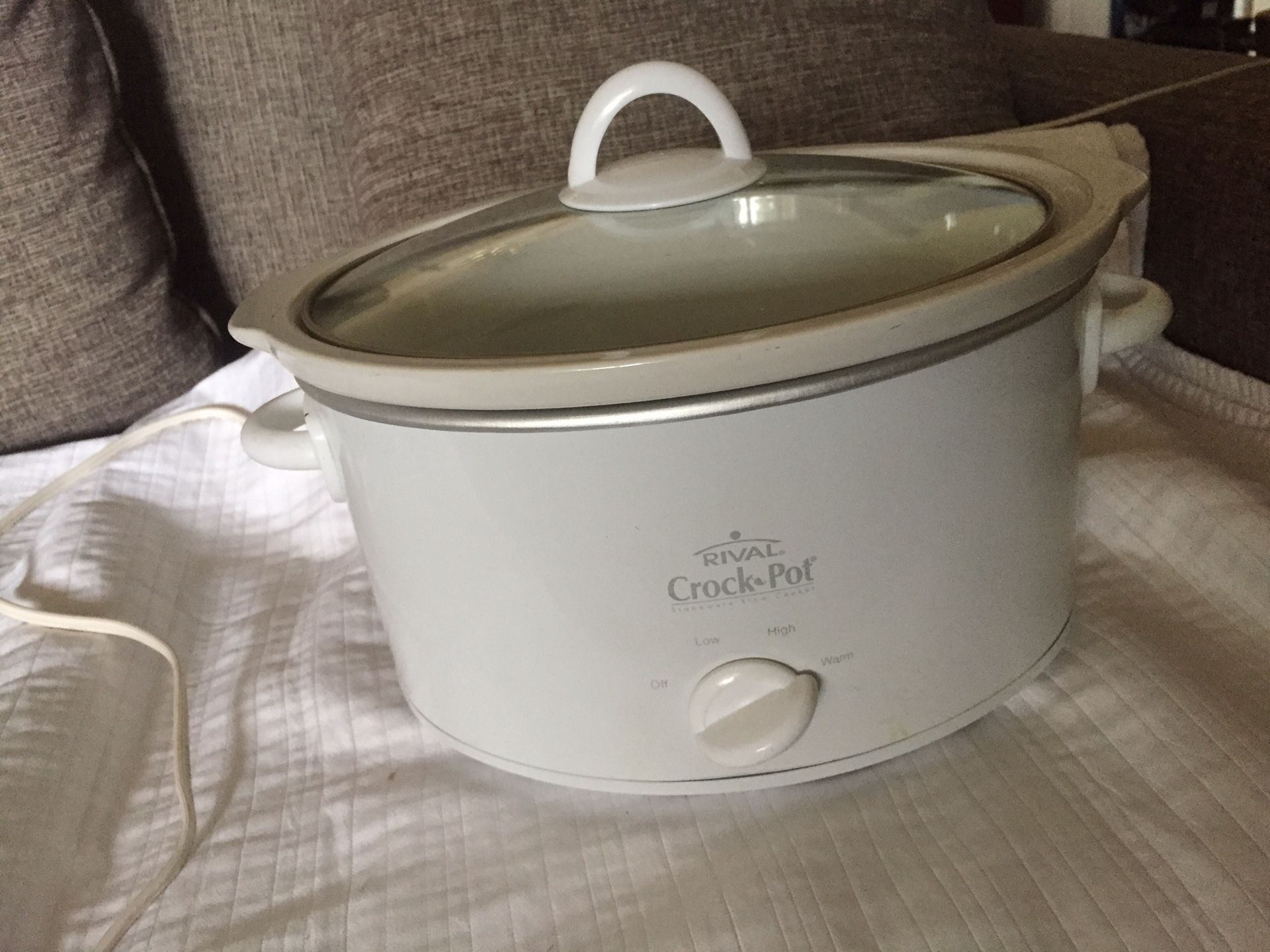 Crock pot 4 qt size slow cooker in like new condition