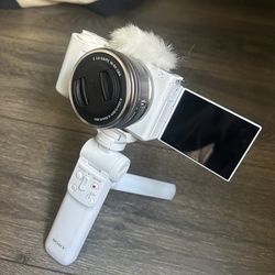 SONY ALPHA ZV-E10 Camera Kit + Sony WiFi/Bluetooth Tripod
