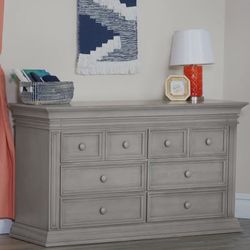 Kids Dresser. Bookcase. Clóset doors. Drapes.