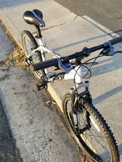 Haro v2 mountain bike deals