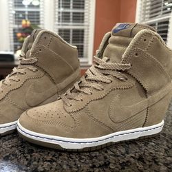  Nike dunk sky high-top sneakers in brown. Size W 8
