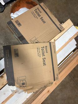 Round Toilet Seats in Box – Lot of 2