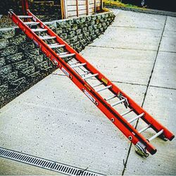 24 ft. Fiberglass Extension Ladder with 300 lb. Load Capacity. Like new