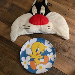 Tweety Bird plate, likely made by Gibson or Zac Designs, featuring Tweety Bird surrounded by white and yellow flowers on a blue background. 