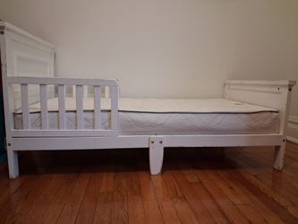 White wooden toddler bed & mattress