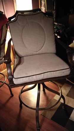 Counter height stool w cusions very nice " se abla espanoil"