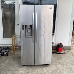 LG Refrigerator With Water And Ice Dispenser 