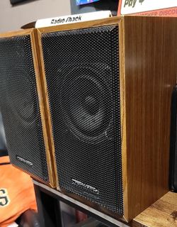 Vintage Realistic Bookshelve Speakers 🔊  ( Radio shack)