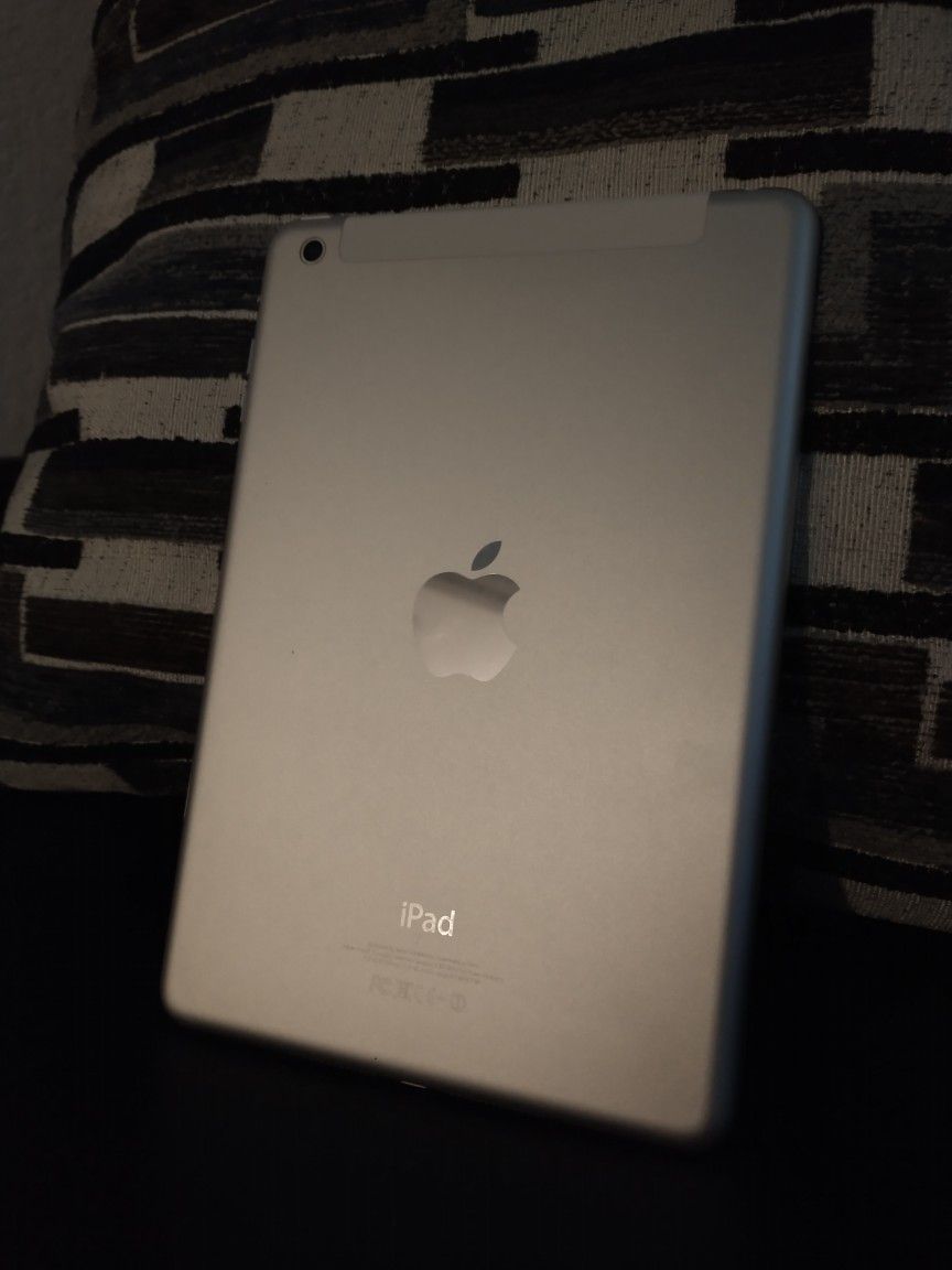 Apple iPad 7.9 Inch Apple Tablet iOS 9.3.6