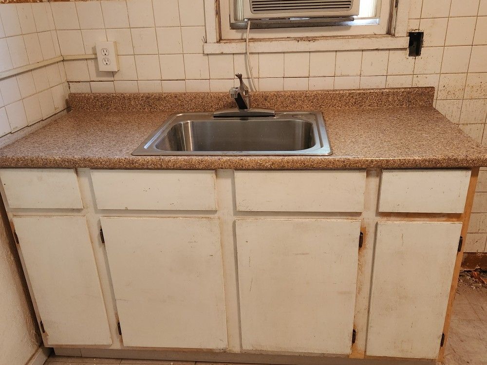 Used Kitchen Cabinets  $600 https://.com/redirect/?o=Ty5CTw==.