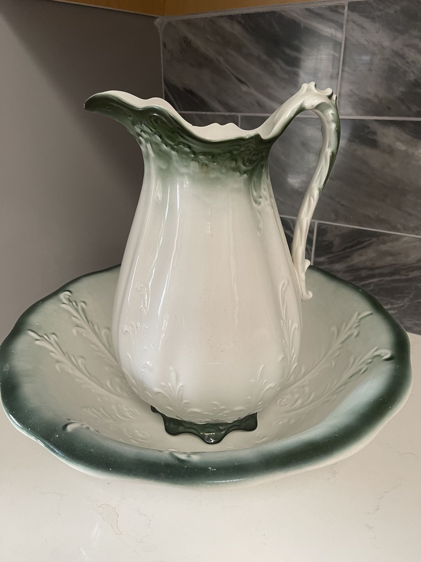 ANTIQUE PITCHER AND BASIN