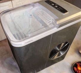 INSIGNIA Portable Ice Maker (NS-IMP26SL0) - Needs Repair