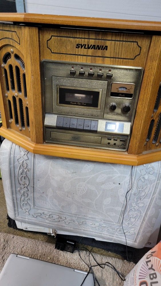 Sylvania Am Fm. Cassette Cd And Record Player