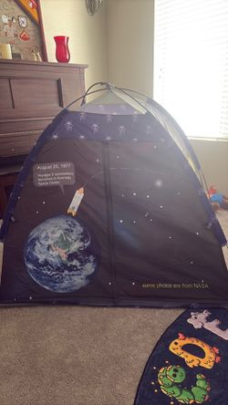 Kids play tent
