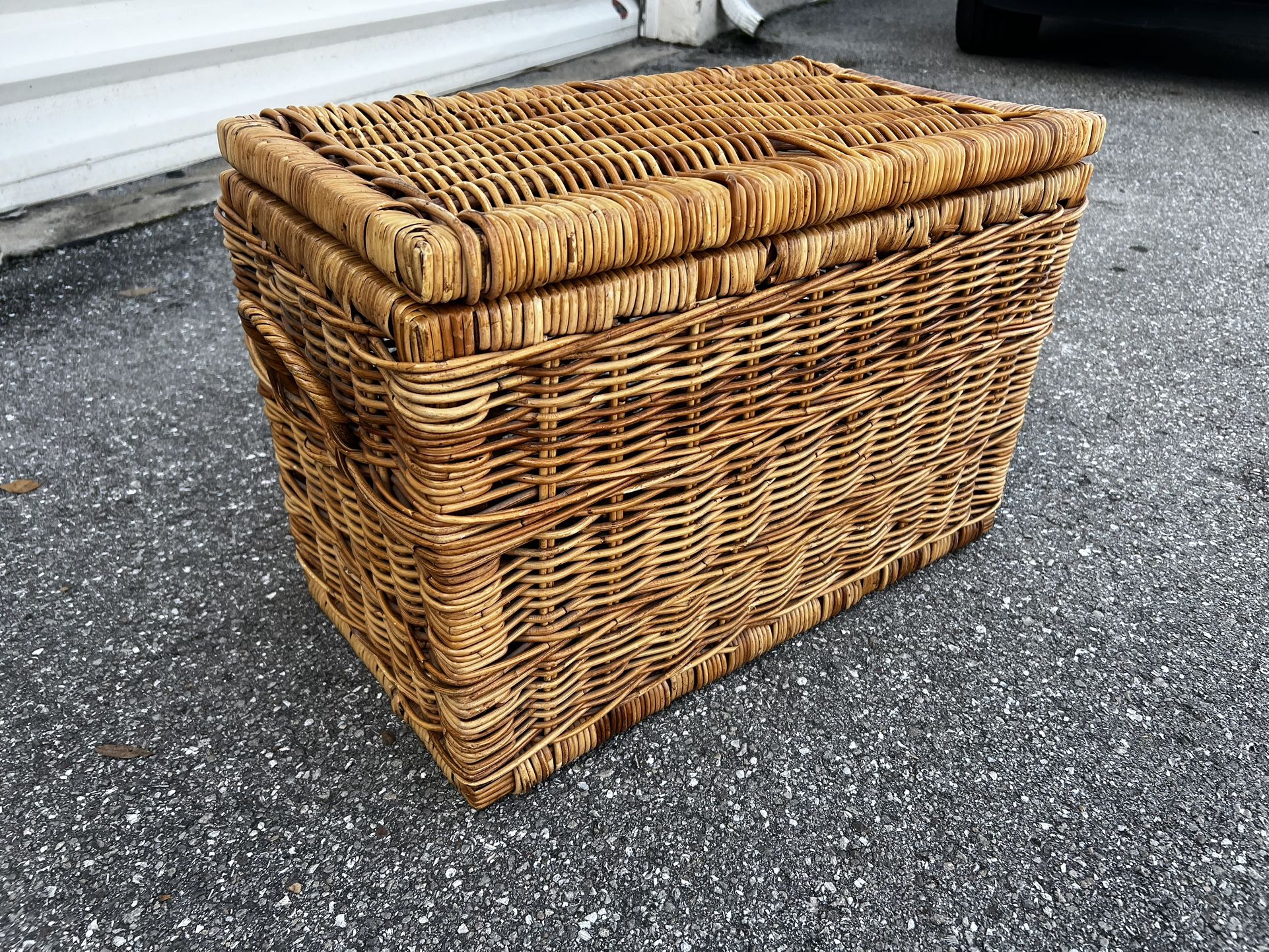 Vintage Wicker Rattan Flip Top Rectangular Storage Chest Basket! Sturdy. Good condition! 26x14x18in