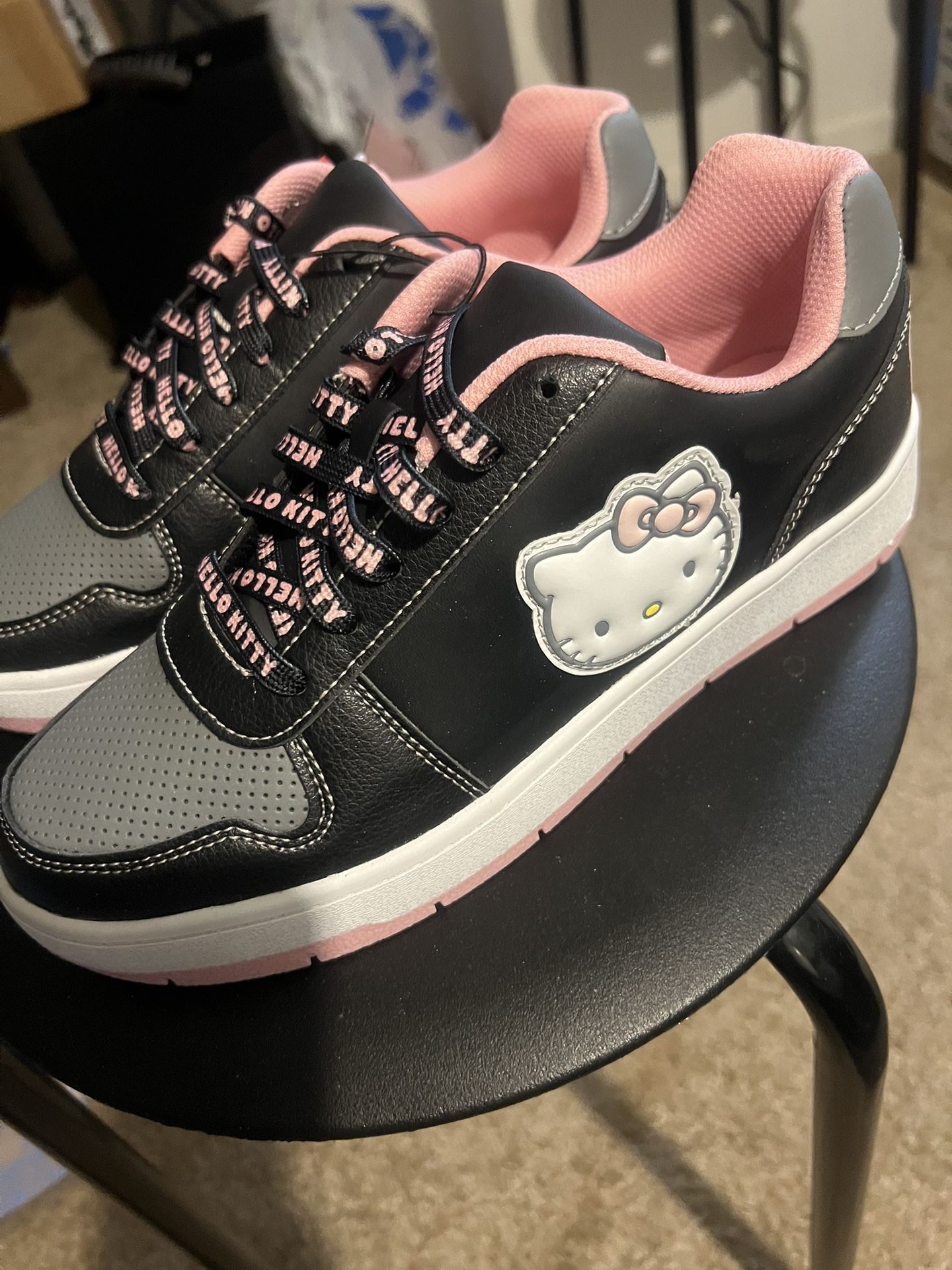 WOMENS HELLO KITTY TENNIS SHOES NEW!