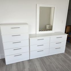 ✨DRESSER WITH MIRROR AND CHEST 