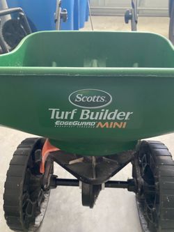 Scott’s Turf Builder Edgeguard Mini push spreader