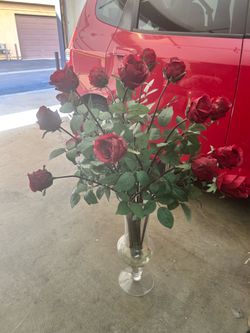 Red roses with vase decor