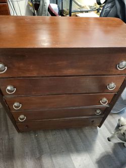 Dresser. Wood.