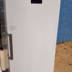 UP RIGHT FREEZER WHITE ON WHITE JUST LIKE YOU SEE HERE WORKING EXCELLENT WITH DELIVERY INCULED TOTAL PRICE $900 