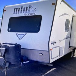 2018 ROCKWOOD MINI LIGHT 2109S