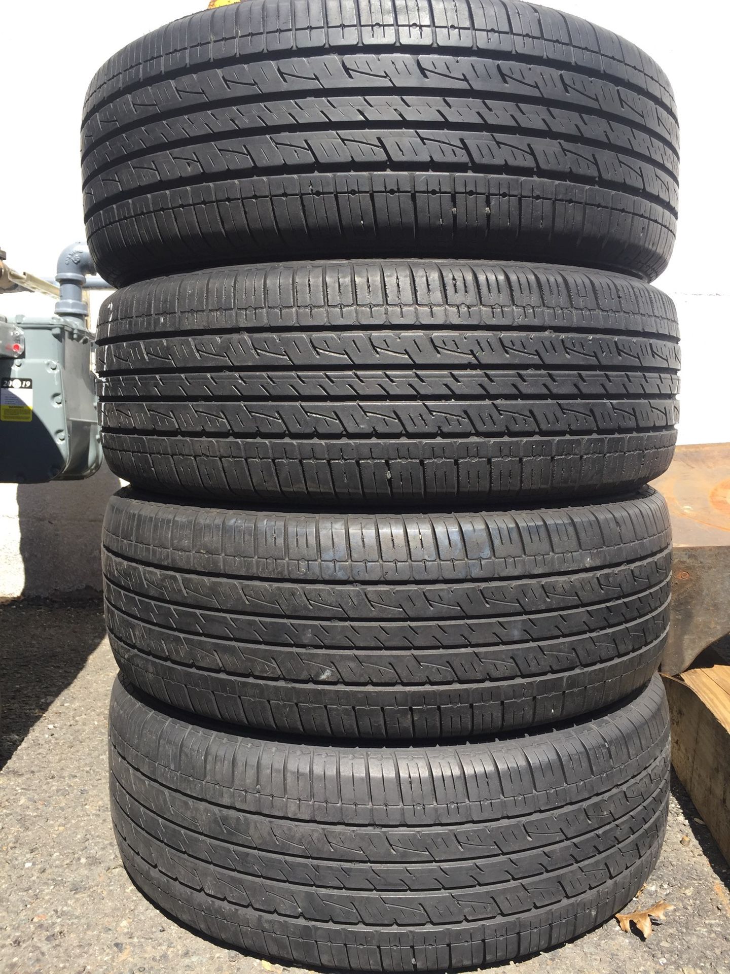 225/60/17 Kumho set of used tires in great condition 70% tread 200$ for 4 . Installation balance and alignment available. Road force balance availab