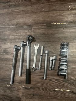 Lot of ratchets , sockets, extensions and more ! Mechanic set