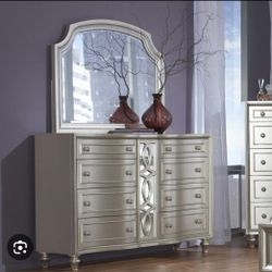 Dresser With Mirror