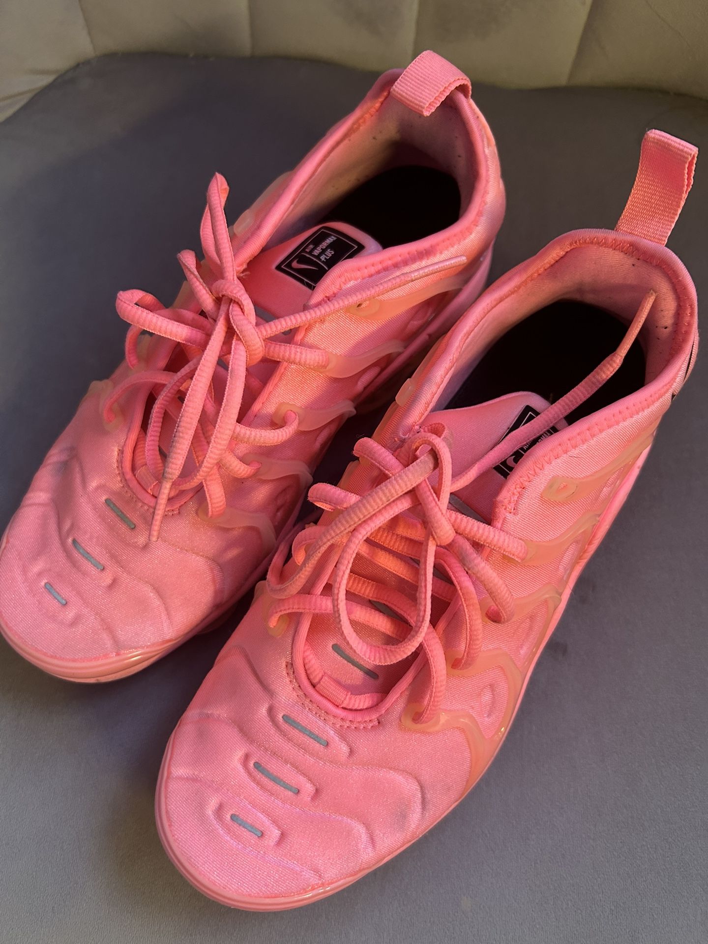 neon pink vapormaxes