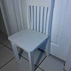 ONE white wood TODDLER chair $20 FIRM