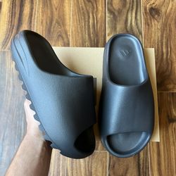 Yeezy Slide ‘Onyx’ Size 9M 