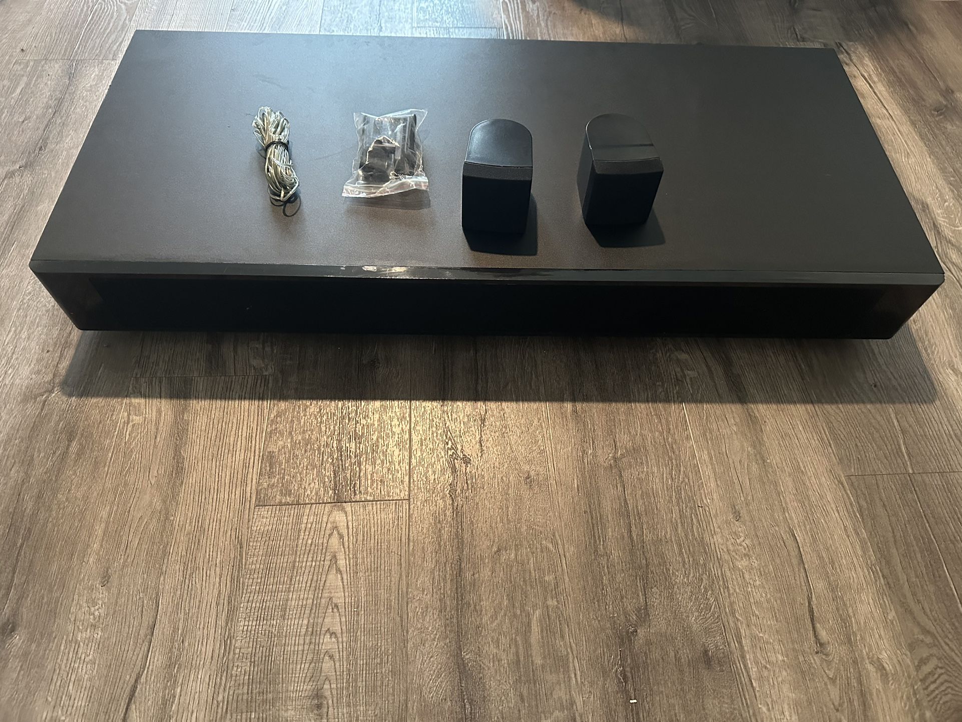 Home Theater - Subwoofer + 2 speakers + Cable (VizioN Vz-52)