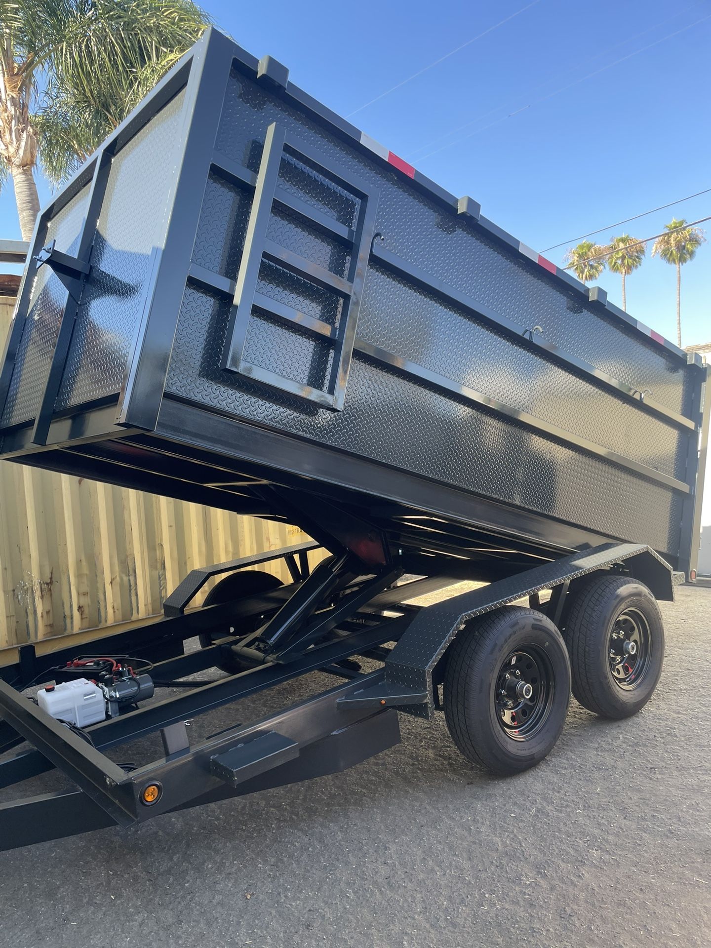 Scissor Lift Dump Trailer In Stock