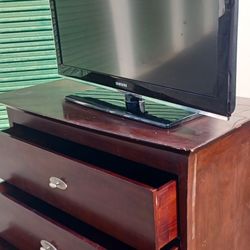 3 DOORS DRESSER 38IN TV WORKING EXCELLENT, 