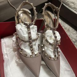 Women Shows Valentino Garavani 