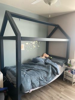 Twin house bed free