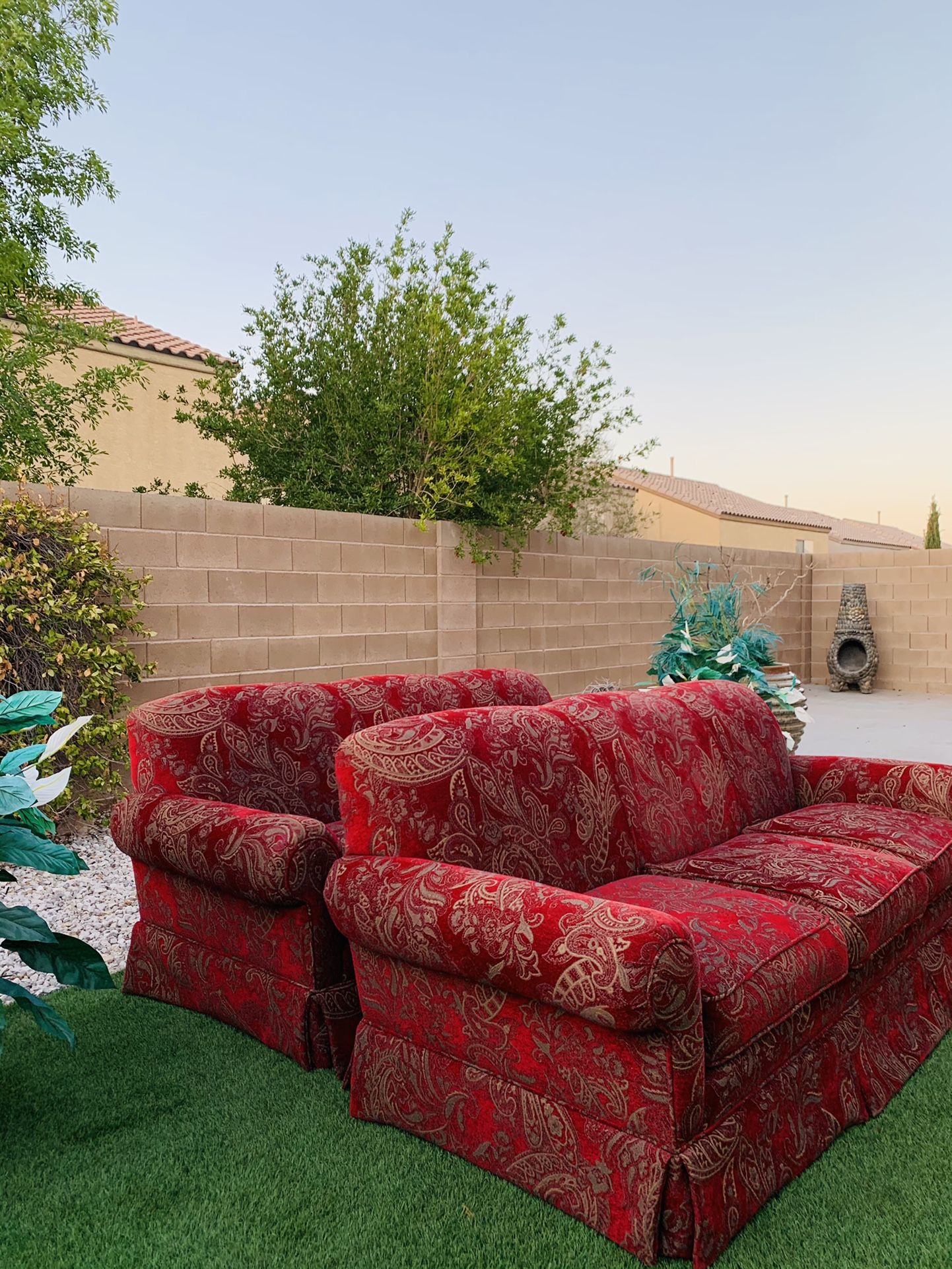 BEAUTIFUL LIVING ROOM SET ( GENTLY USED 🥰👌🏻 ) FREE DELIVERY 🚛 FIRM PRICE $1250 ( RED COLOR ) SMOKE/PETS FREE 🥰