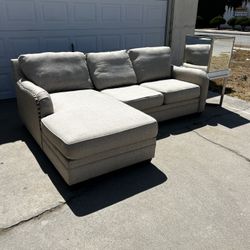Beige Sectional Couche 