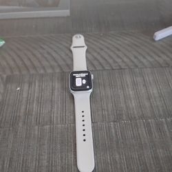 SE Generation 2 Apple Watch  With Charger 