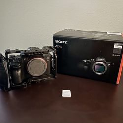 Sony a7R III [ A7R3 A7RIII ] BODY ONLY (With Camera Cage & 256GB SD Card)
