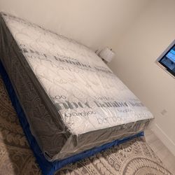 NEW KING. SIZEMATTRESS SET AND BOX SPRING.-2pcs