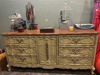 Bassett Vintage Post Mod French Provençal 9 Drawer Dresser and (1)night stand