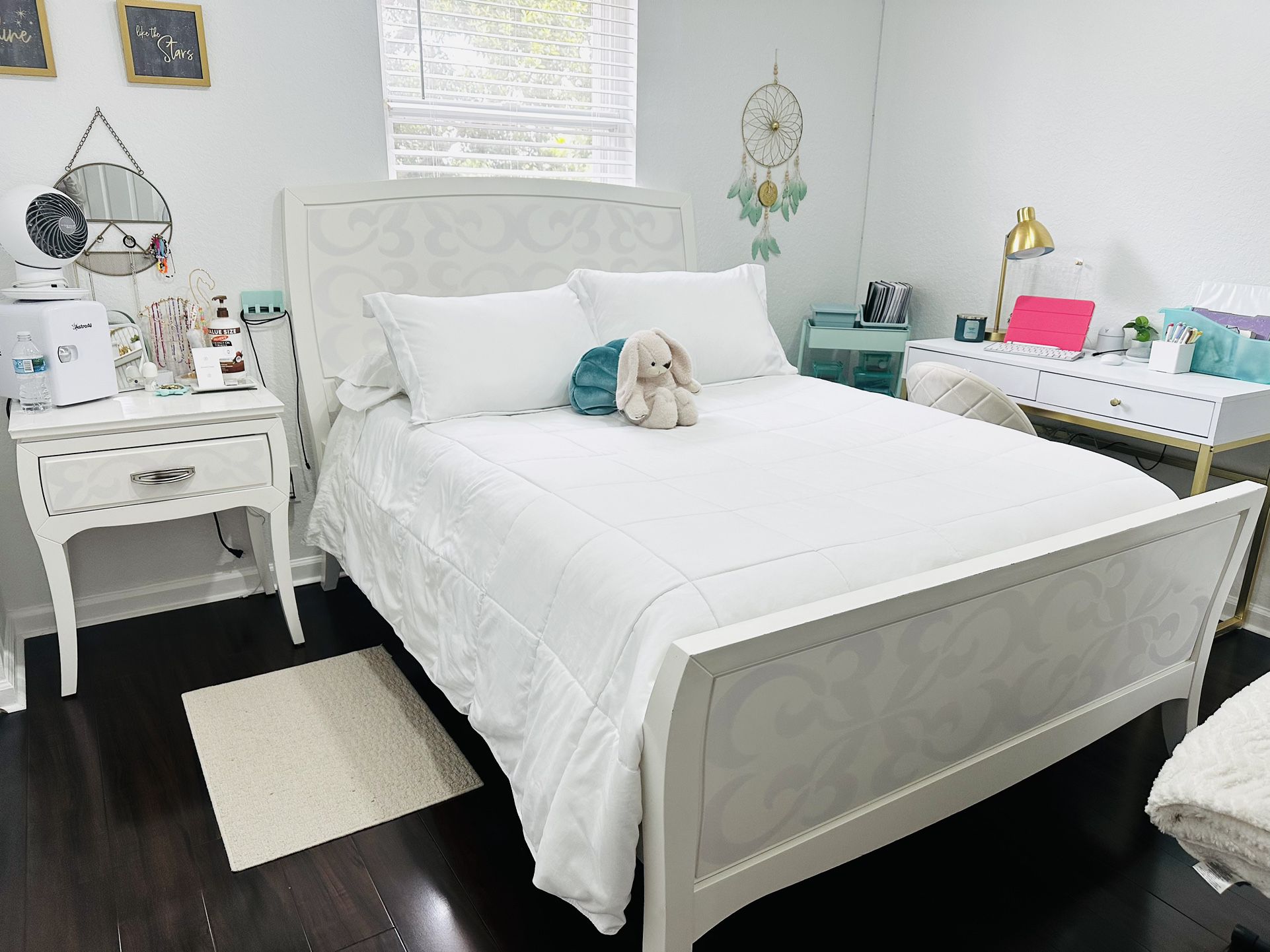 Bedroom and Set: Full size Bed, Nightstand and Dresser in good conditions