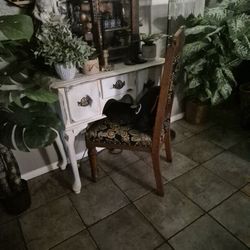 Little WHITE Vintage desk Or Vanity 