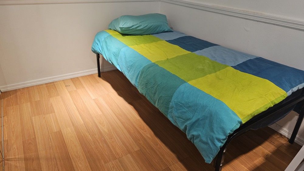 Single Bed with Mattress – Sturdy Metal Frame – Great Condition!