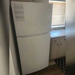 Frigidaire White Top Freezer Refrigerator Like New – Victorville, CA